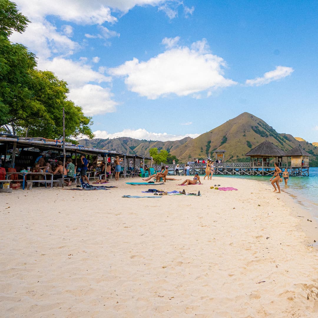 Day 3 – Komodo Dragons, Pink Beach & Padar Island